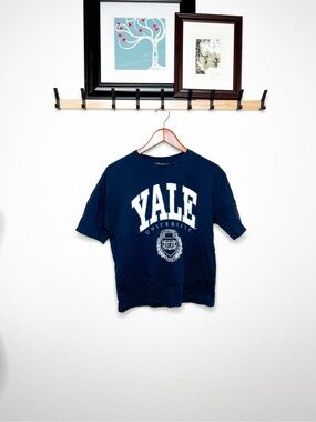 Yale University Men's / Unisex Cropped Logo T-Shirt Size M